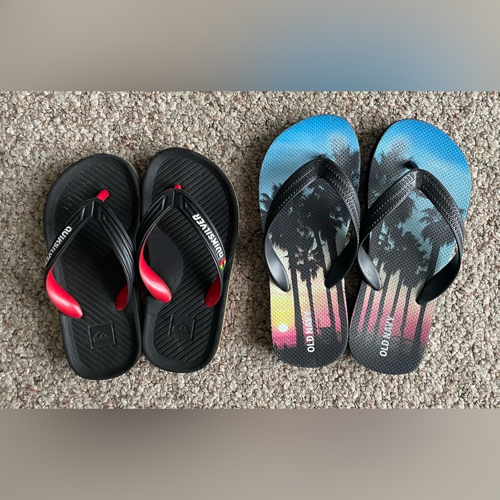 Boys Billabong/ Old Navy flip flops